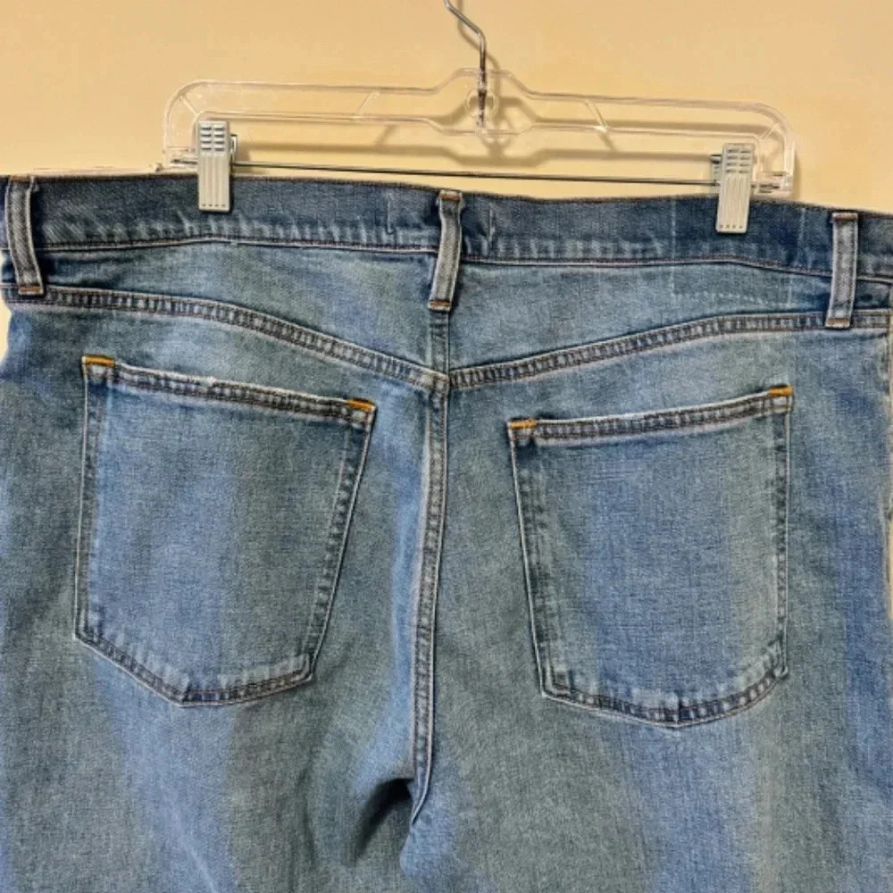 NWT ABERCROMBIE & FITCH DENIM  - THE MOM HIGH RISE - SIZE 34S (18S) -DISTRESSED - Picture 4 of 8